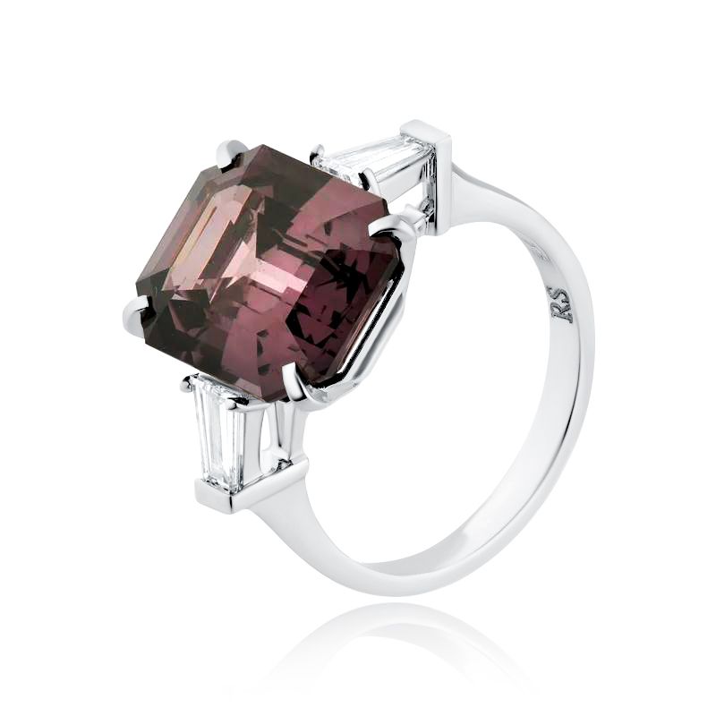 Кольцо из белого золота с бриллиантами и шпинелью 7.67 ct