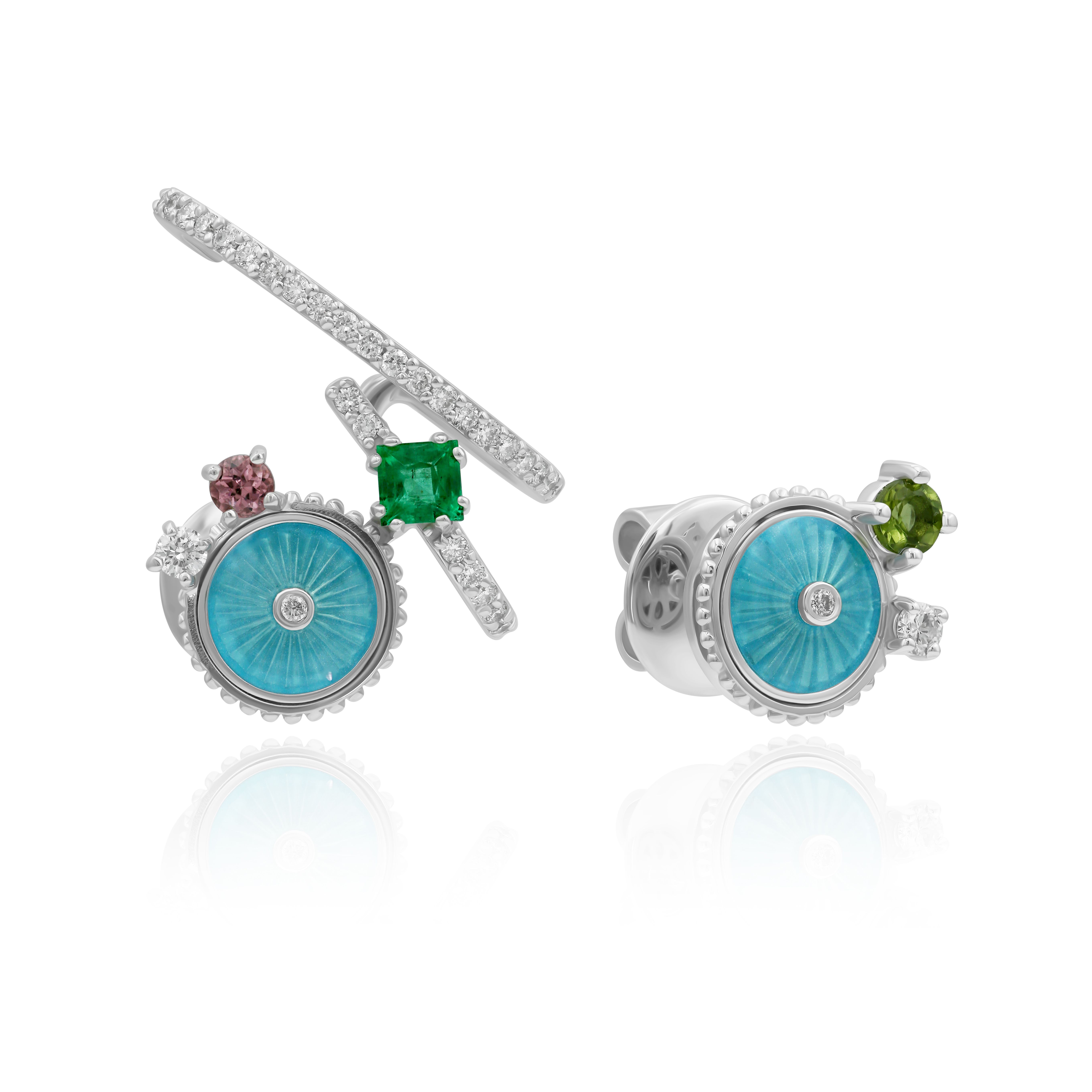Пусеты из белого золота с турмалином, бриллиантами, изумрудом и хризолитом