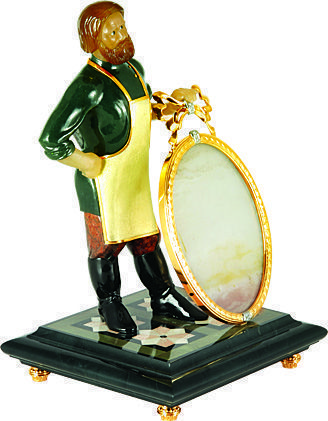Украшение интерьера «Зеркальщик» из желтого золота с нефритом, агатом, халцедоном, яшмой и бриллиантами 