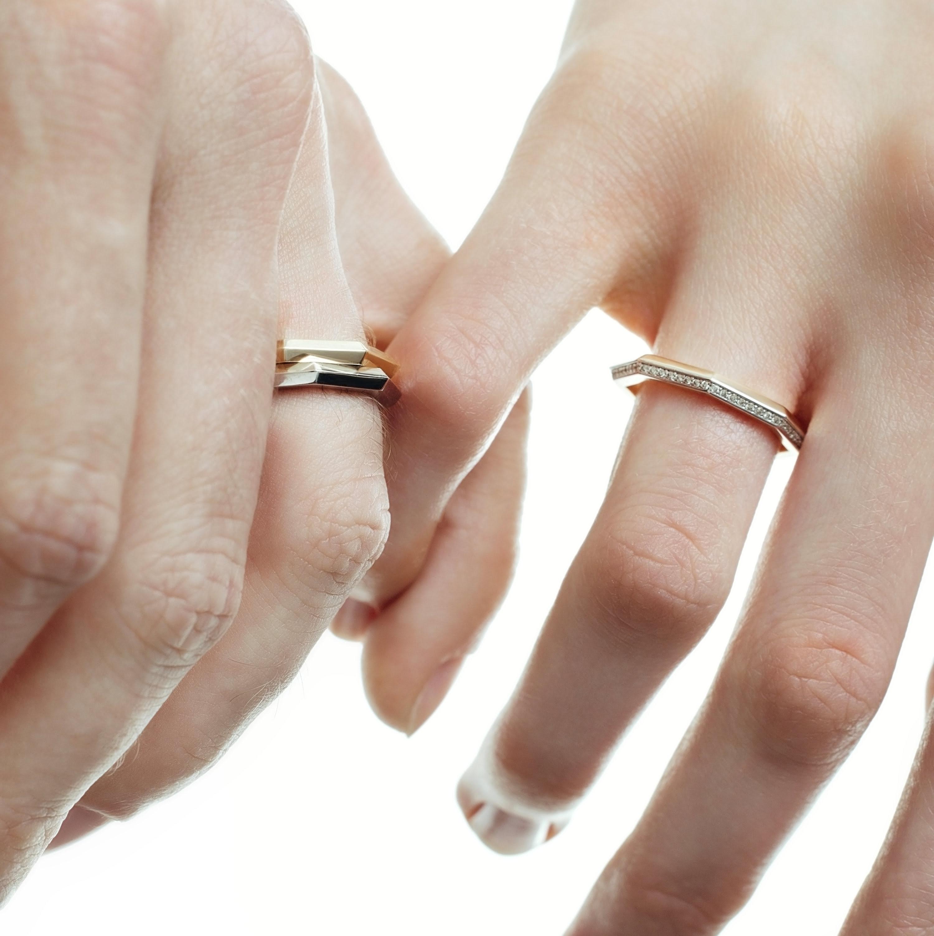 Какое золото выбрать для обручальных колец: белое или красное