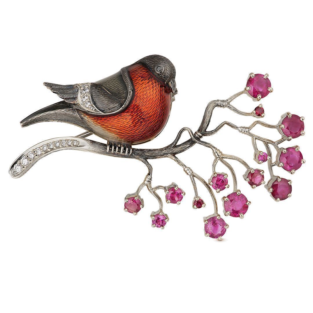 Брошь из белого золота с рубинами и бриллиантами