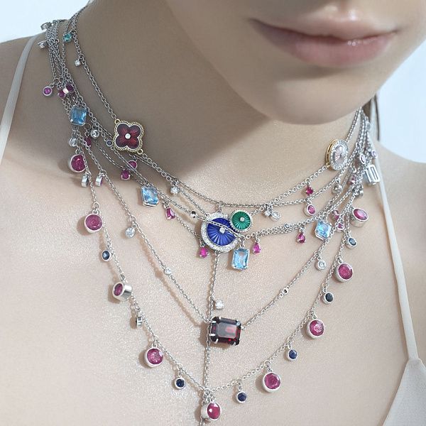 Колье из белого золота с топазами и бриллиантами