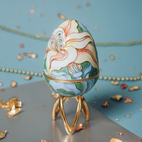 Яйцо-шкатулка «Лилия» из серебра с фианитом