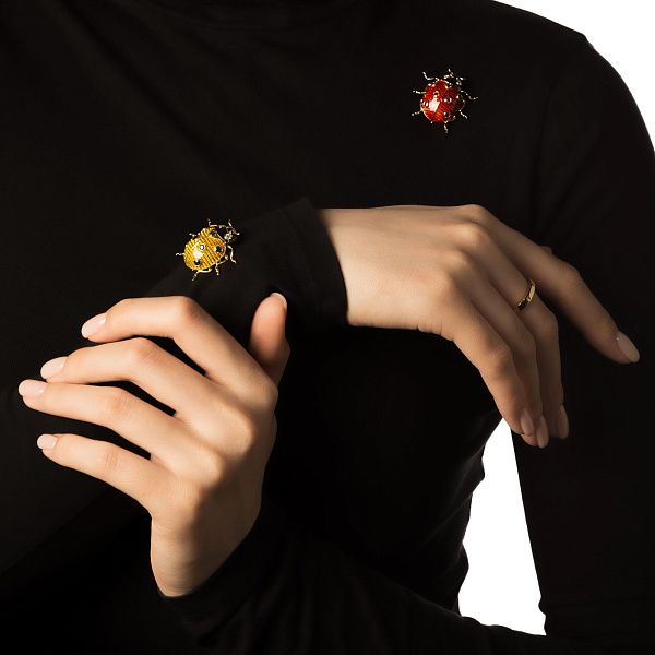 Брошь из желтого золота с сапфирами и бриллиантами