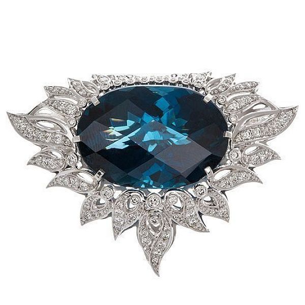 брошь- подвеска из белого золота с бриллиантами и топазом  8.4 ct