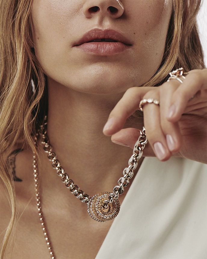 Обручальное кольцо на шее – почему меняется место "прописки"?