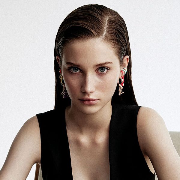 Серьга кафф из желтого золота с хризолитом