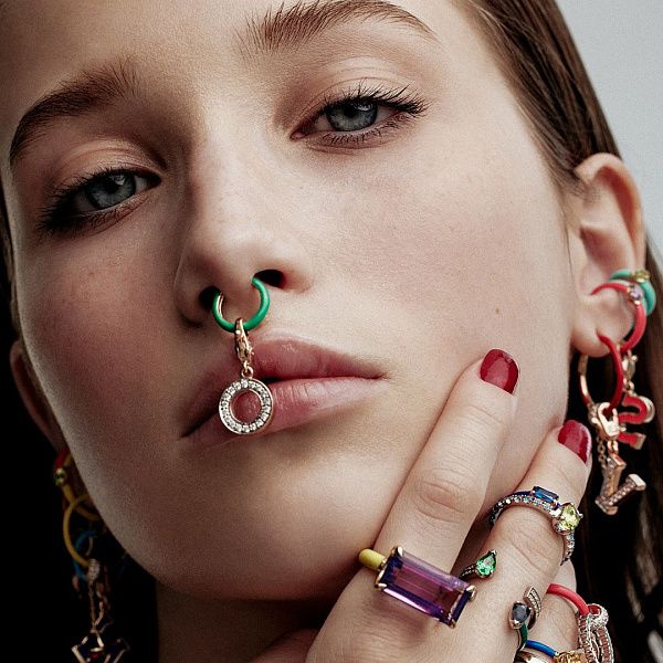 Кольцо из белого золота с сапфиром, гранатом и бриллиантами