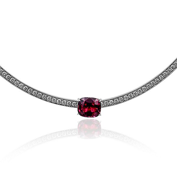 Колье из белого золота с бриллиантами и шпинелью 4.74 ct