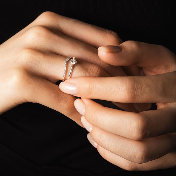 Кольцо из белого золота с бриллиантами