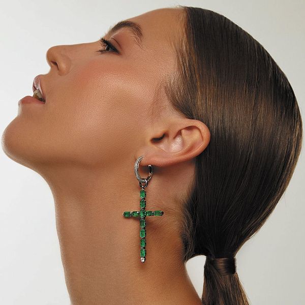 Серьги-кресты из белого золота с изумрудами и бриллиантами