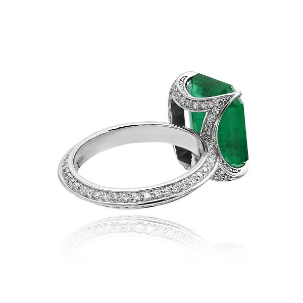 Кольцо из белого золота с изумрудом 5.1 ct и бриллиантами