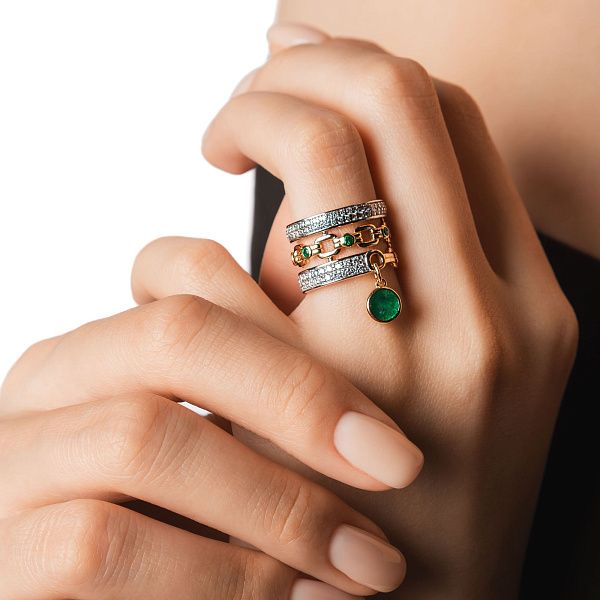 Кольцо из желтого золота с изумрудами и бриллиантами