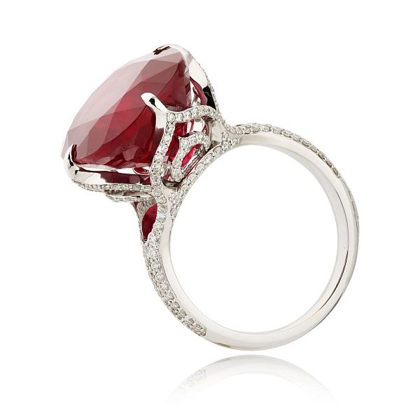 Кольцо из белого золота с рубином 25.55 ct и бриллиантами