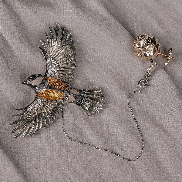 Брошь из белого золота с бриллиантами и сапфиром