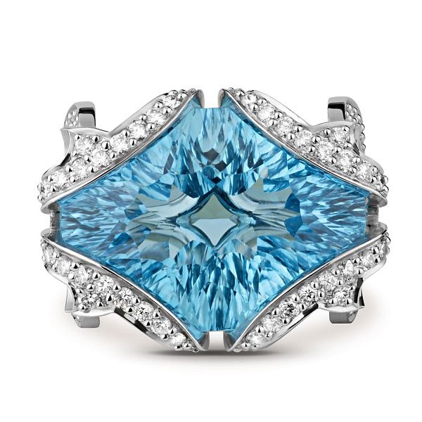 Кольцо «Туманный альбион» из белого золота с бриллиантами и топазом 5.0 ct