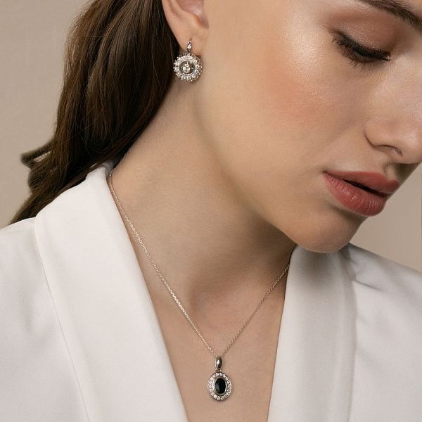 Подвеска из белого золота с бриллиантами и сапфиром