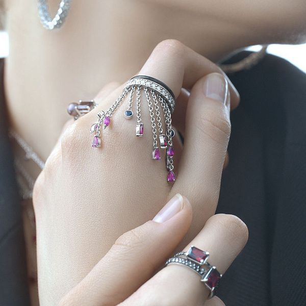 Кольцо из белого золота с гранатом и бриллиантами