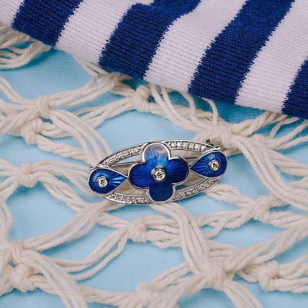 Брошь из белого золота с бриллиантами