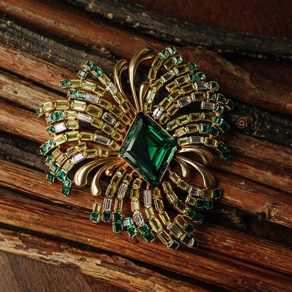 Брошь «Каменный цветок» из желтого золота с хризолитами, гранатами, изумрудами и бриллиантами