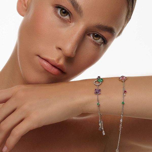 Браслет из белого золота с рубинами, изумрудами и бриллиантами