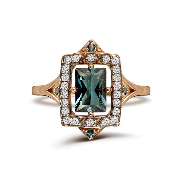 Кольцо из красного золота с топазами и бриллиантами