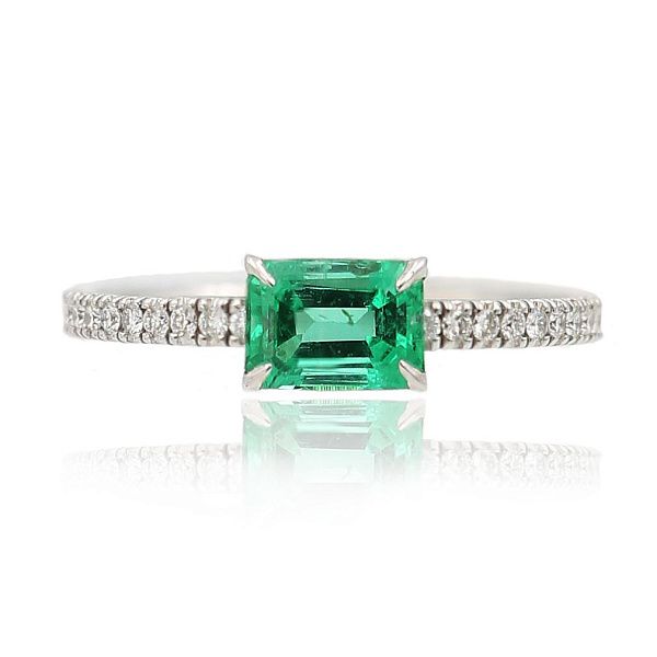 Кольцо из белого золота с изумрудом и бриллиантами