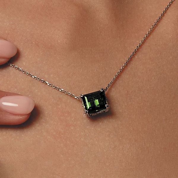 Колье из белого золота с турмалином и бриллиантами