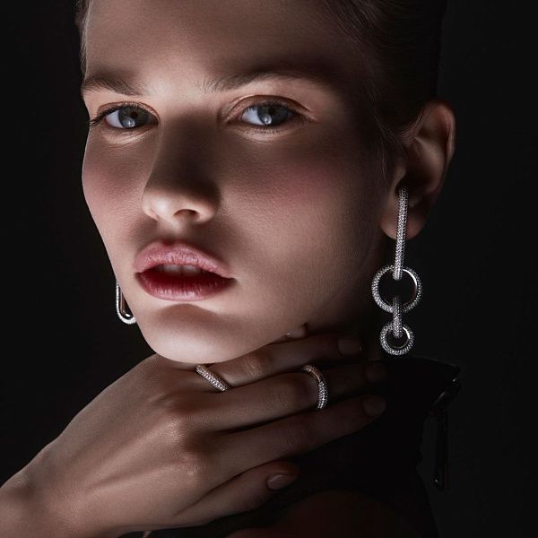 Серьга из белого золота с бриллиантами