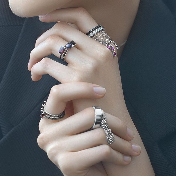 Кольцо из белого золота с гранатом и бриллиантами