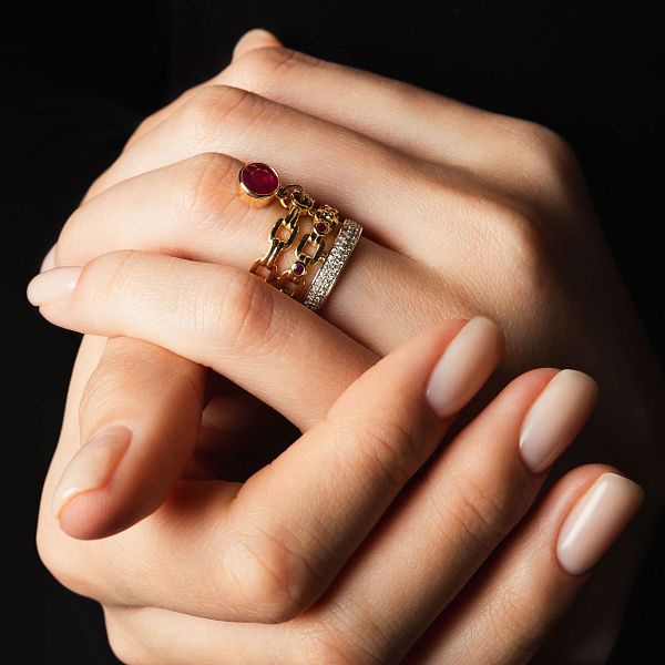 Кольцо из желтого золота с рубином 1.07 ct и бриллиантами