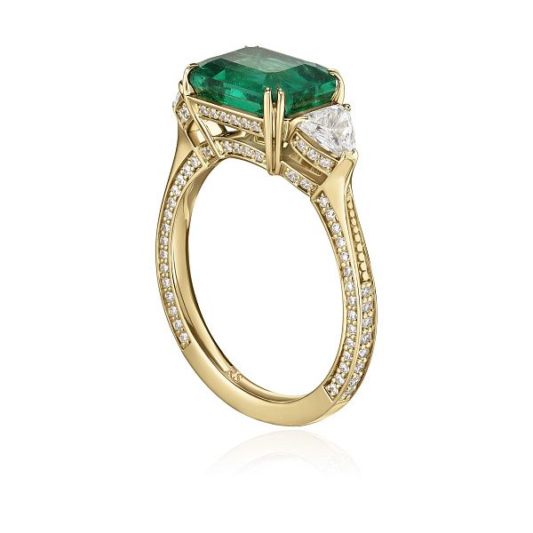 Кольцо из желтого золота с бриллиантами и изумрудом 3.81 ct